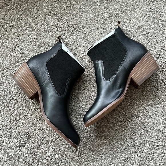 NWT - Crown Vintage Booties - Picture 1 of 6